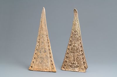 Deux grandes tuiles faitières en terre cuite et polychromie, Sawankhalok, Thaïlande, 14/16ème
