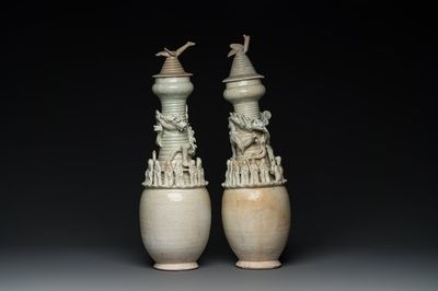 Deux grandes urnes couvertes en grès porcelaineux à émail qingbai aux décors appliqués, Song/Yuan