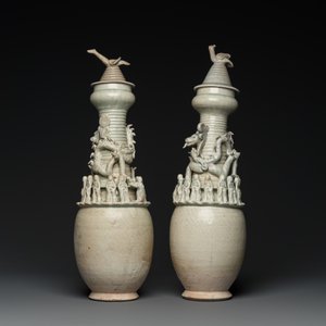 Deux grandes urnes couvertes en grès porcelaineux à émail qingbai aux décors appliqués, Song/Yuan — photo 3