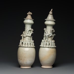 Deux grandes urnes couvertes en grès porcelaineux à émail qingbai aux décors appliqués, Song/Yuan — photo 4