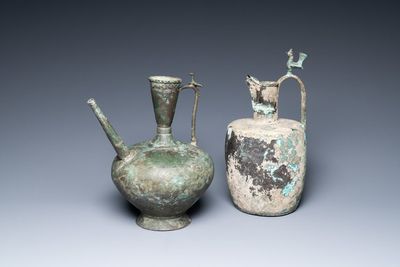 Deux grandes verseuses aux anses ornées d'oiseaux en bronze persan, Khorasan, Iran, 13/15ème