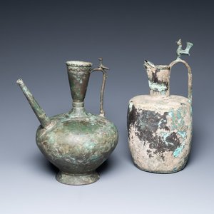 Deux grandes verseuses aux anses ornées d'oiseaux en bronze persan, Khorasan, Iran, 13/15ème — photo 1