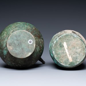 Deux grandes verseuses aux anses ornées d'oiseaux en bronze persan, Khorasan, Iran, 13/15ème — photo 7