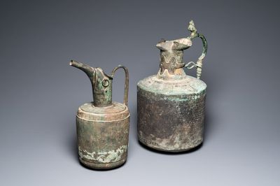Deux grandes verseuses en bronze persan, Khorasan, Iran, 13/15ème