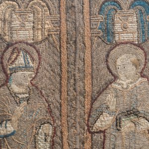 Deux grands fragments d'orfrois en laine, fils d’argent et fils de soie figurant des saints sous des arcatures, Espagne, début du 17ème — photo 4