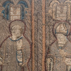 Deux grands fragments d'orfrois en laine, fils d’argent et fils de soie figurant des saints sous des arcatures, Espagne, début du 17ème — photo 9