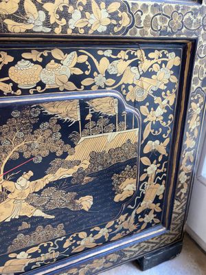 Deux grands panneaux de paravent en bois laqué en or et noire de Canton, Chine, 19ème — photo 12