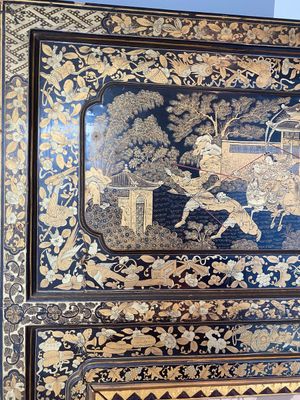 Deux grands panneaux de paravent en bois laqué en or et noire de Canton, Chine, 19ème — photo 26