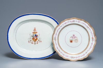 Deux grands plats armoriés en porcelaine de Chine famille rose, Qianlong