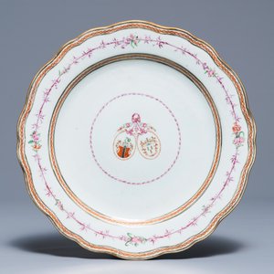 Deux grands plats armoriés en porcelaine de Chine famille rose, Qianlong — photo 4
