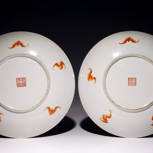 Deux grands plats en porcelaine de Chine famille rose, 20ème — photo 2