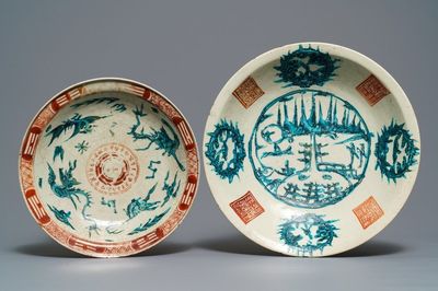 Deux grands plats en porcelaine de Chine polychrome dite 'de Swatow', Ming