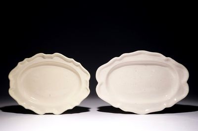 Deux grands plats ovales en faïence de Delft blanc monochrome, 2ème moitié du 18ème
