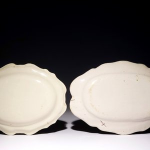 Deux grands plats ovales en faïence de Delft blanc monochrome, 2ème moitié du 18ème — photo 2