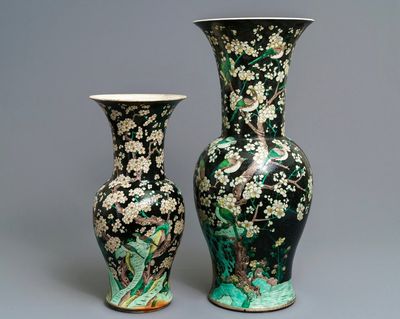 Deux grands vases de forme yenyen en porcelaine de Chine famille noire, marques de Chenghua et Kangxi, 19/20ème