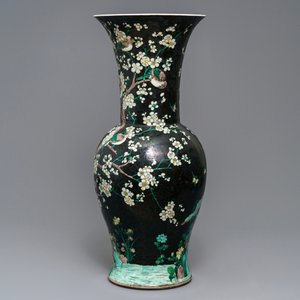 Deux grands vases de forme yenyen en porcelaine de Chine famille noire, marques de Chenghua et Kangxi, 19/20ème — photo 11