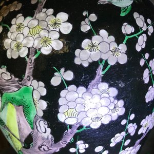 Deux grands vases de forme yenyen en porcelaine de Chine famille noire, marques de Chenghua et Kangxi, 19/20ème — photo 18