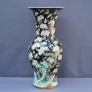 Deux grands vases de forme yenyen en porcelaine de Chine famille noire, marques de Chenghua et Kangxi, 19/20ème — photo 21
