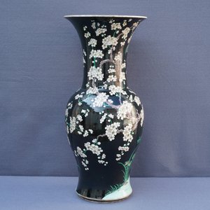 Deux grands vases de forme yenyen en porcelaine de Chine famille noire, marques de Chenghua et Kangxi, 19/20ème — photo 22
