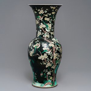 Deux grands vases de forme yenyen en porcelaine de Chine famille noire, marques de Chenghua et Kangxi, 19/20ème — photo 9