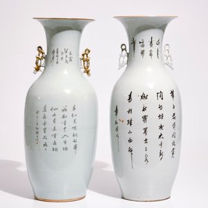 Deux grands vases en porcelaine de Chine famille rose à calligraphie, 19/20ème — photo 3