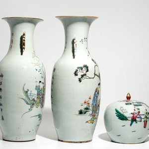 Deux grands vases et un pot couvert en porcelaine de Chine famille rose, 19/20ème — photo 4