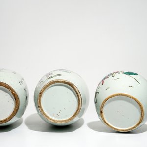 Deux grands vases et un pot couvert en porcelaine de Chine famille rose, 19/20ème — photo 6