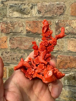 Deux groupes de d'oiseaux parmi des fleurs en corail rouge sur socle en bois, Chine, 19/20ème — photo 11