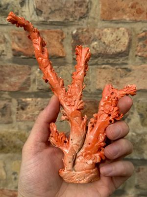 Deux groupes de d'oiseaux parmi des fleurs en corail rouge sur socle en bois, Chine, 19/20ème — photo 5
