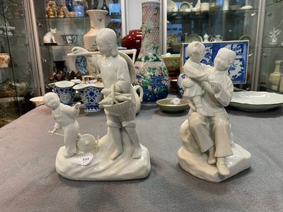 Deux groupes en porcelaine blanche de Chine aux sujets de la Révolution Culturelle, 20ème — photo 5