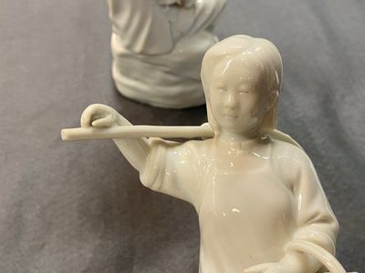 Deux groupes en porcelaine blanche de Chine aux sujets de la Révolution Culturelle, 20ème — photo 8