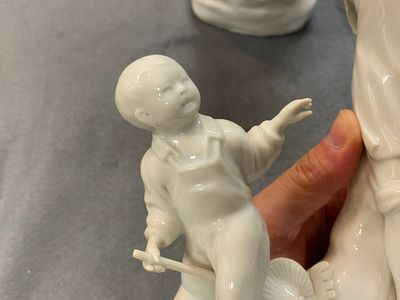 Deux groupes en porcelaine blanche de Chine aux sujets de la Révolution Culturelle, 20ème — photo 10