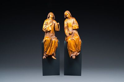 Deux importantes figures d'anges assis en chêne sculpté, Flandres, 17ème