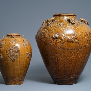 Deux jarres de type martaban en grès émaillé brun à décor appliqué, Chine, 18/19ème — photo 1