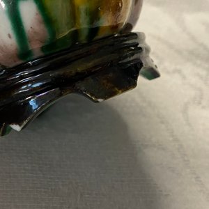 Deux lave-pinceaux en porcelaine de Chine à émail sancai, Kangxi — photo 9