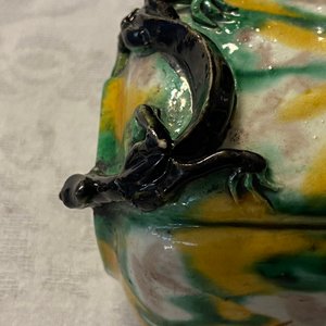Deux lave-pinceaux en porcelaine de Chine à émail sancai, Kangxi — photo 10