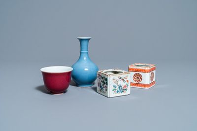 Deux lave-pinceaux, un vase en bleu monochrome et un bol en sang de boeuf en porcelaine de Chine, 19/20ème