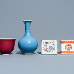 Deux lave-pinceaux, un vase en bleu monochrome et un bol en sang de boeuf en porcelaine de Chine, 19/20ème — photo 4