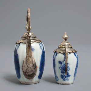 Deux miniatures en porcelaine de Chine bleu et blanc aux montures en argent, Kangxi — photo 3