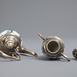 Deux miniatures en porcelaine de Chine bleu et blanc aux montures en argent, Kangxi — photo 7