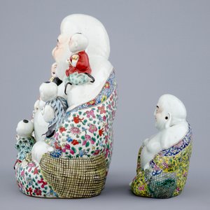 Deux modèles de Bouddha en porcelaine de Chine famille rose, 19/20ème — photo 3