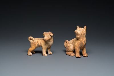 Deux modèles de chiens en terre cuite polychromée de type 'mingqi', Chine, Han