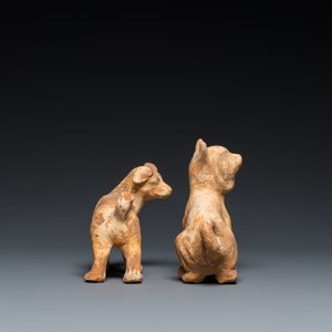 Deux modèles de chiens en terre cuite polychromée de type 'mingqi', Chine, Han — photo 5
