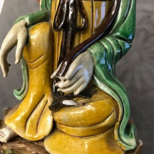 Deux modèles de Guanyin en porcelaine blanc de Chine et famille verte, 18/19ème — photo 10