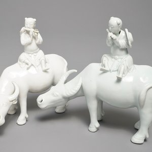 Deux modèles de joueurs de flûte sur buffles en porcelaine blanc de Chine, 18/19ème — photo 1