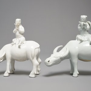 Deux modèles de joueurs de flûte sur buffles en porcelaine blanc de Chine, 18/19ème — photo 2