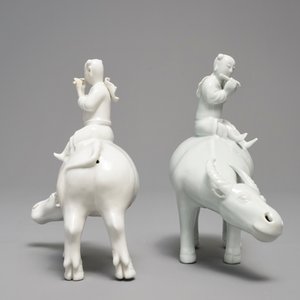 Deux modèles de joueurs de flûte sur buffles en porcelaine blanc de Chine, 18/19ème — photo 5