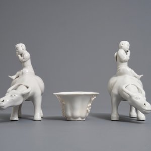 Deux modèles de joueurs de flute sur buffles et une tasse à vin en porcelaine blanc de Chine, 18/19ème — photo 3