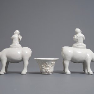 Deux modèles de joueurs de flute sur buffles et une tasse à vin en porcelaine blanc de Chine, 18/19ème — photo 4