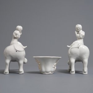 Deux modèles de joueurs de flute sur buffles et une tasse à vin en porcelaine blanc de Chine, 18/19ème — photo 5